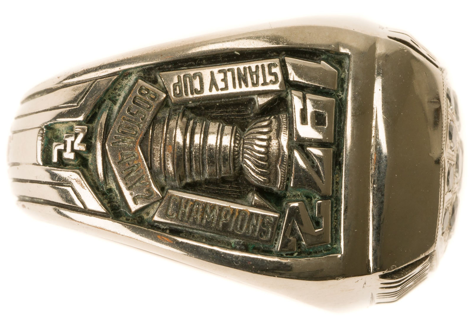 https://rea-archive.us-east-1.linodeobjects.com/2019/summer/2478-1972-bobby-orr-boston-bruins-stanley-cup-championship-replica-ring-3.jpg